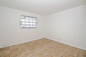 402 Lake Shore Dr, Unit 201 in Lake Park, FL - Building Photo - Building Photo