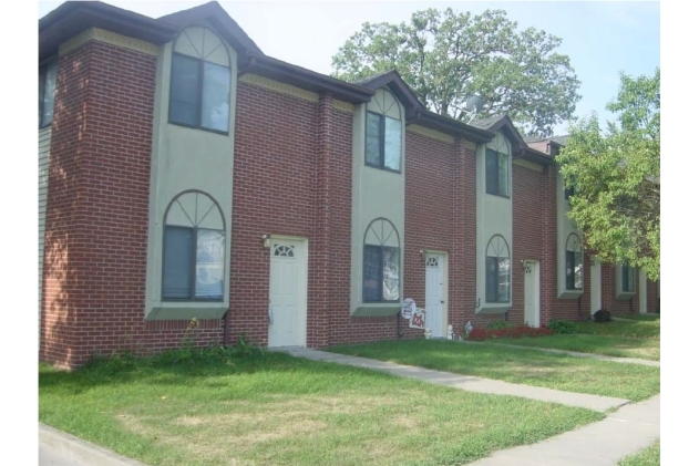 Knoll's Condos in Newton, IA - Building Photo - Building Photo