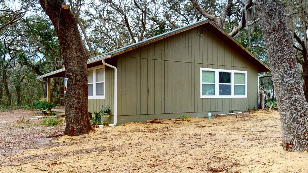 201 Florence Ave in Interlachen, FL - Foto de edificio