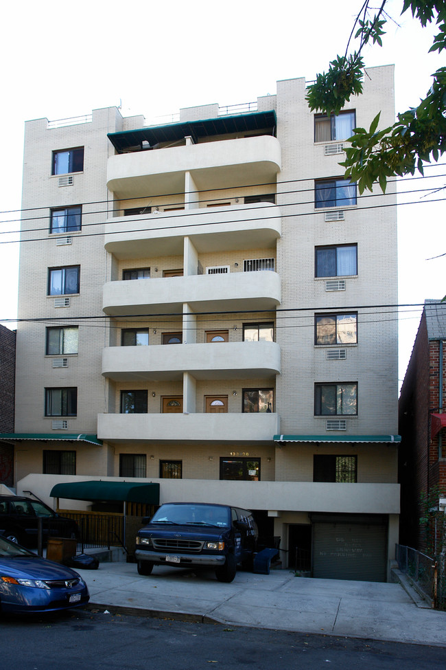 13338 Avery Ave in Flushing, NY - Foto de edificio - Building Photo