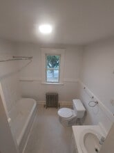12 East St, Unit 2 in Ansonia, CT - Foto de edificio - Building Photo