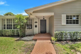 8261 SW 165th Terrace in Palmetto Bay, FL - Building Photo - Building Photo