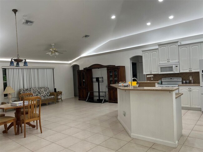 7400 SW 37th Ct in Davie, FL - Building Photo - Building Photo