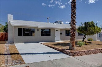 6548 Burgundy Way in Las Vegas, NV - Building Photo - Building Photo