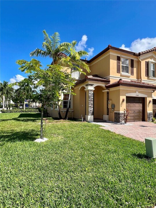 11389 NW 87th Ln in Medley, FL - Building Photo