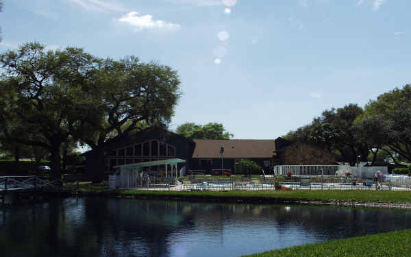 Arbor Oaks in Zephyrhills, FL - Foto de edificio