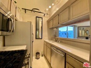 10960 Ashton Ave in Los Angeles, CA - Building Photo - Building Photo