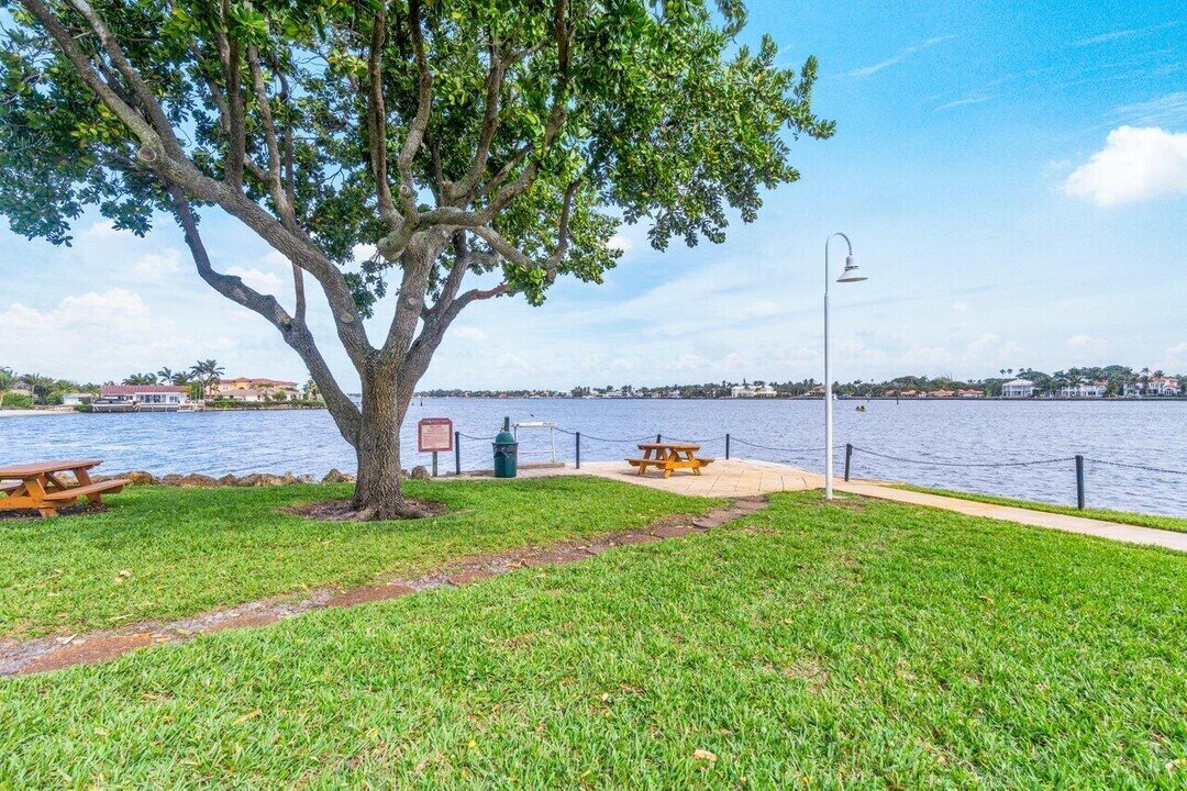 180 Yacht Club Way in Hypoluxo, FL - Building Photo