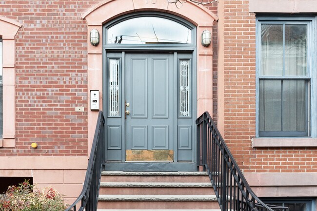 72 Essex St in Jersey City, NJ - Foto de edificio - Building Photo