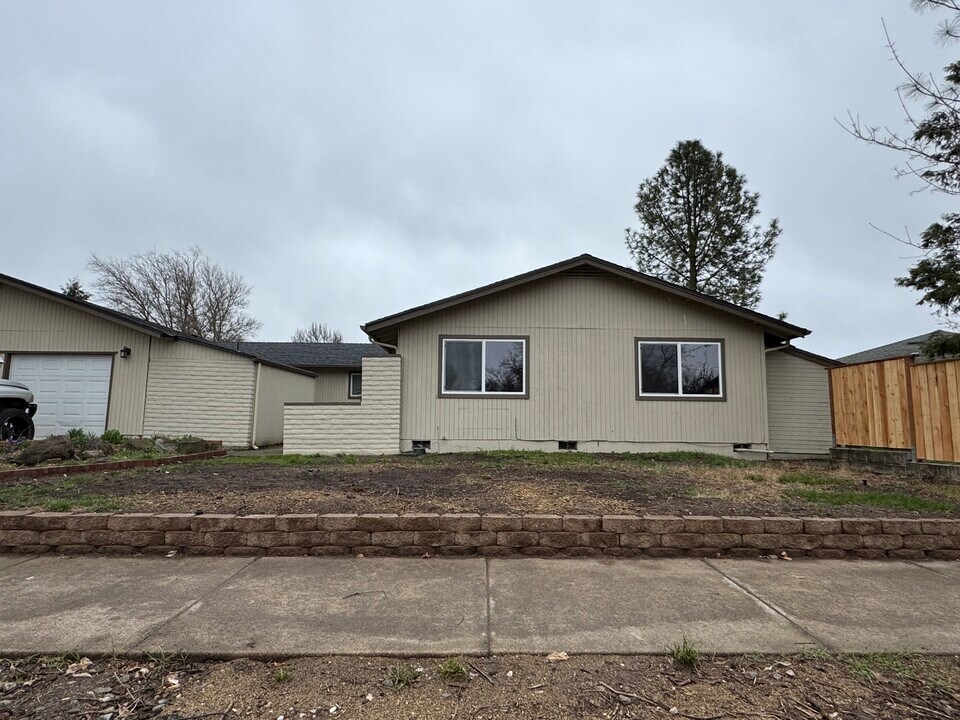 404 Teakwood Dr, Unit Apt A in Eagle Point, OR - Building Photo