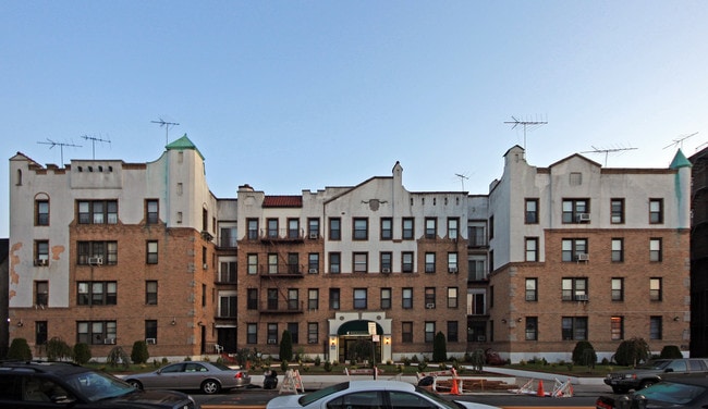 119-21 Metropolitan Avenue in Jamaica, NY - Foto de edificio - Building Photo