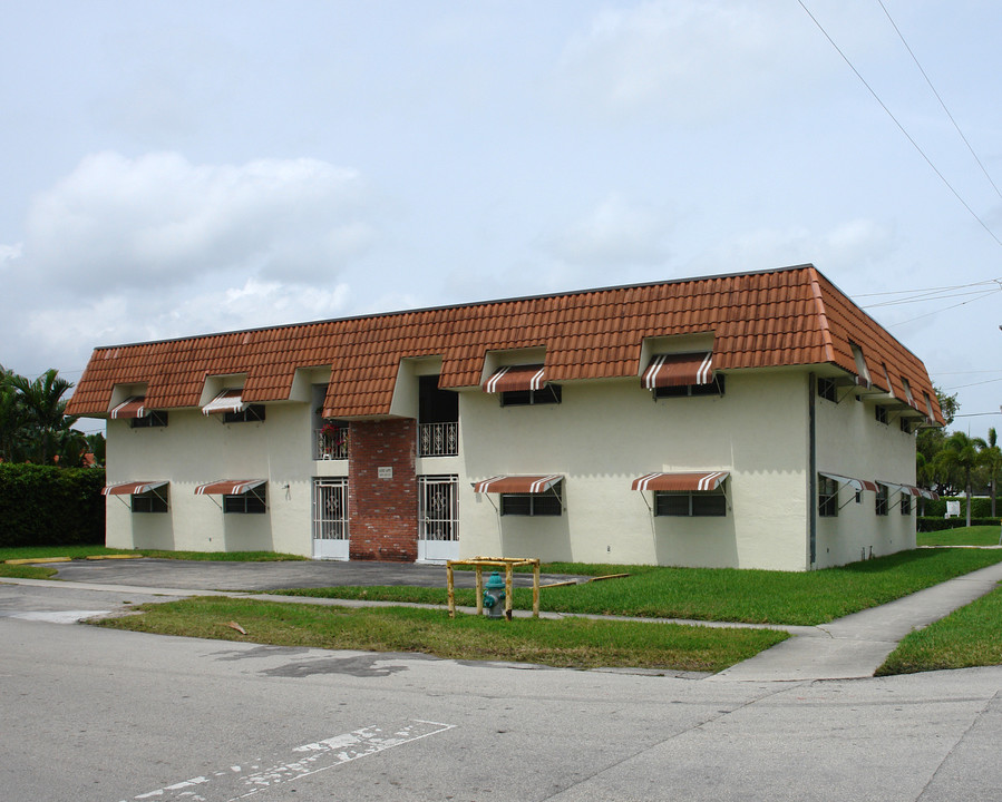 1401 Lee St in Hollywood, FL - Building Photo