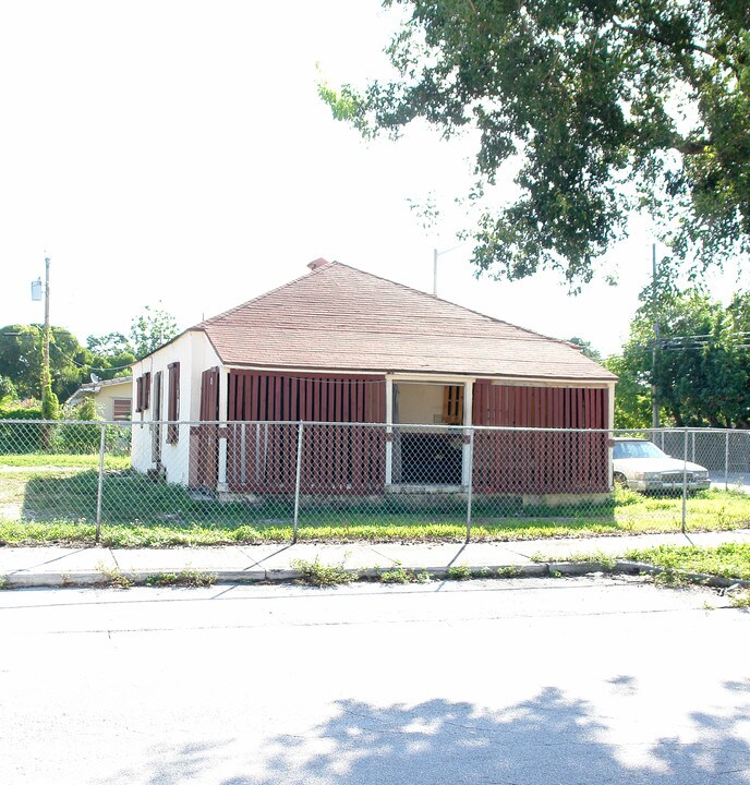 6901 NW 4th Ct in Miami, FL - Building Photo