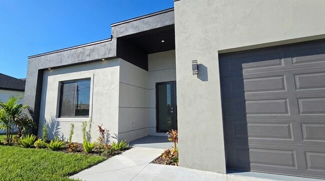 1027 Kismet Pkwy in Cape Coral, FL - Building Photo - Building Photo