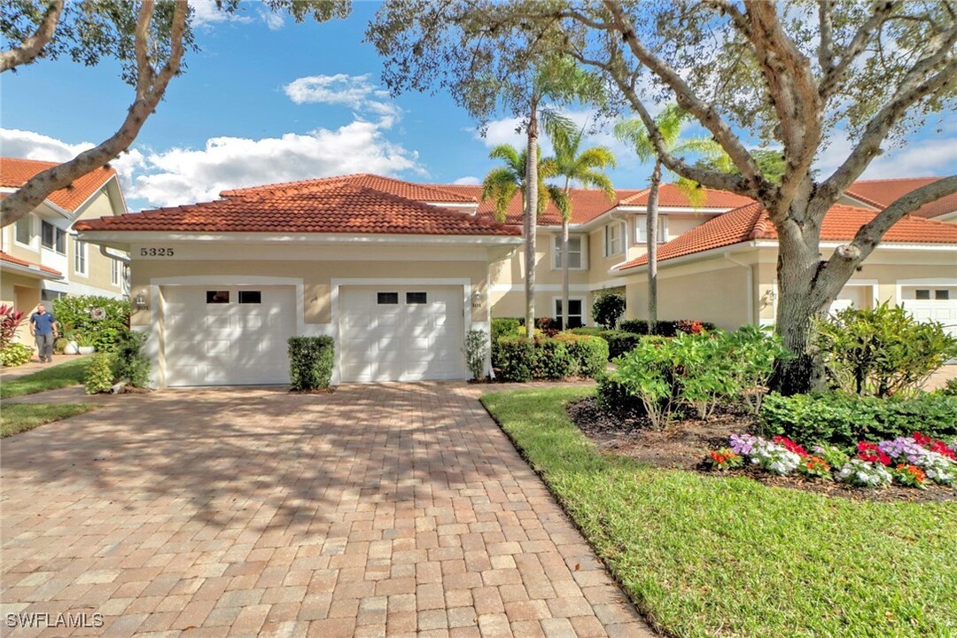 5325 Andover Dr in Naples, FL - Foto de edificio