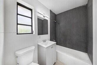 1050 NE 129th St-Unit -2 in North Miami, FL - Building Photo - Building Photo