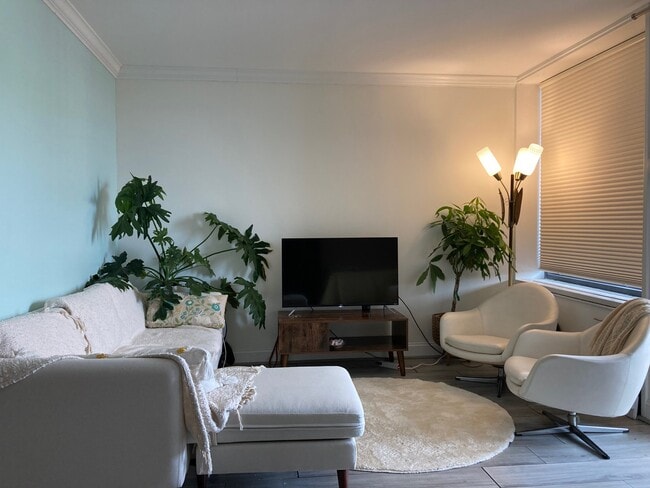 240 M St SW, Unit 703E in Washington, DC - Building Photo - Building Photo