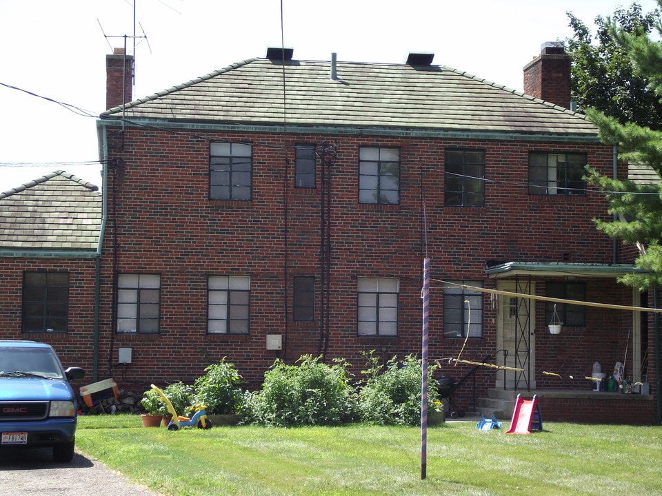 1374 E Broad St in Columbus, OH - Building Photo