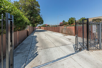 11688 S Central Ave, Unit 2 in Los Angeles, CA - Foto de edificio - Building Photo