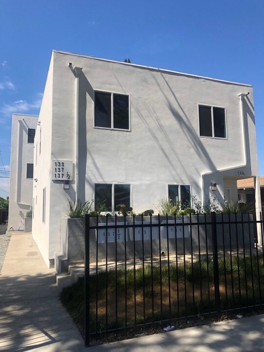 135 E 84th Pl in Los Angeles, CA - Building Photo