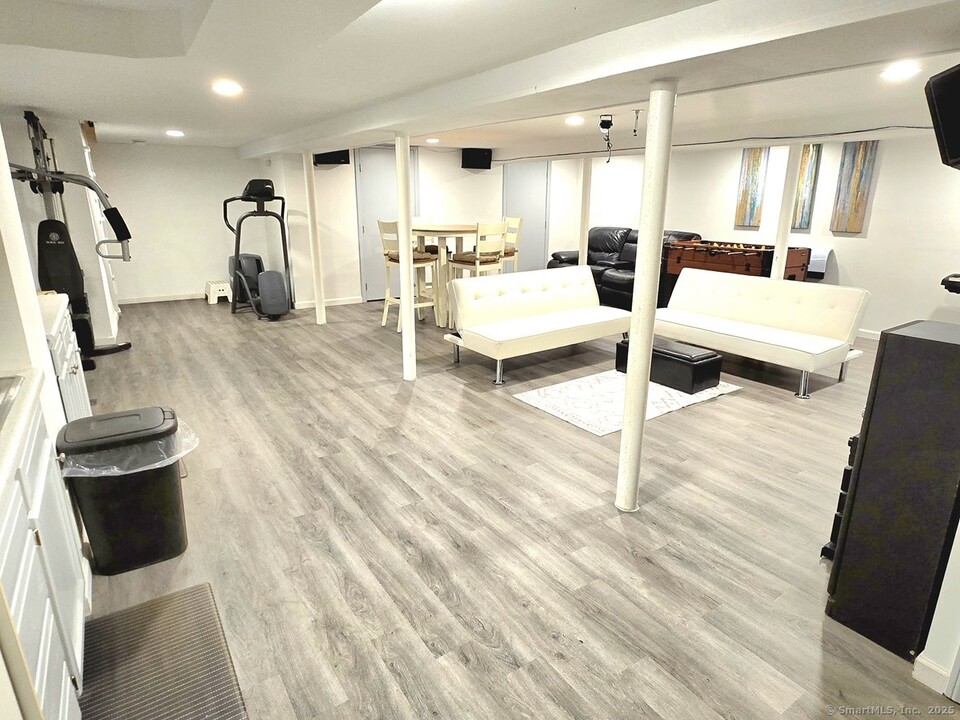 196 Ridgewood Rd in East Hartford, CT - Building Photo