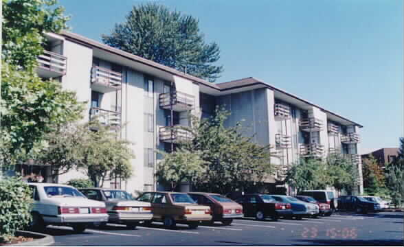 Golden Pines Apartments in Renton, WA - Building Photo