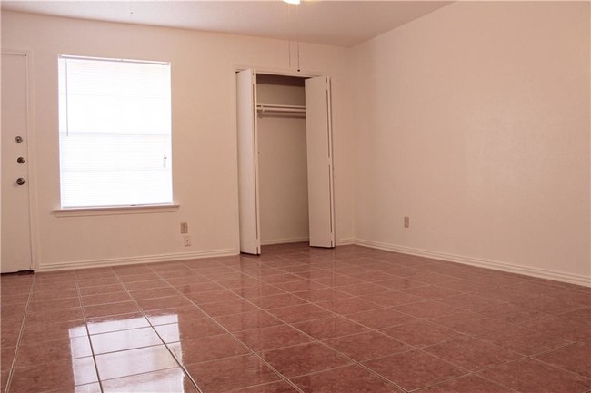 2123 Wynn Ter in Arlington, TX - Foto de edificio - Building Photo