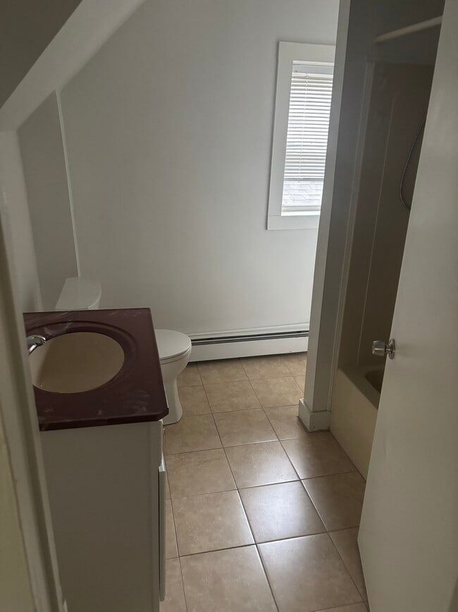 163 Warren St, Unit #2 in Bangor, ME - Building Photo - Building Photo