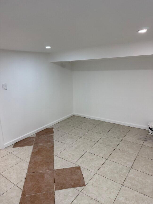 241 241st St, Unit 1 in Jamaica, NY - Foto de edificio - Building Photo