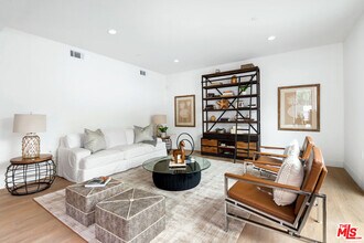 3659 1/2 Regal Pl in Los Angeles, CA - Building Photo - Building Photo