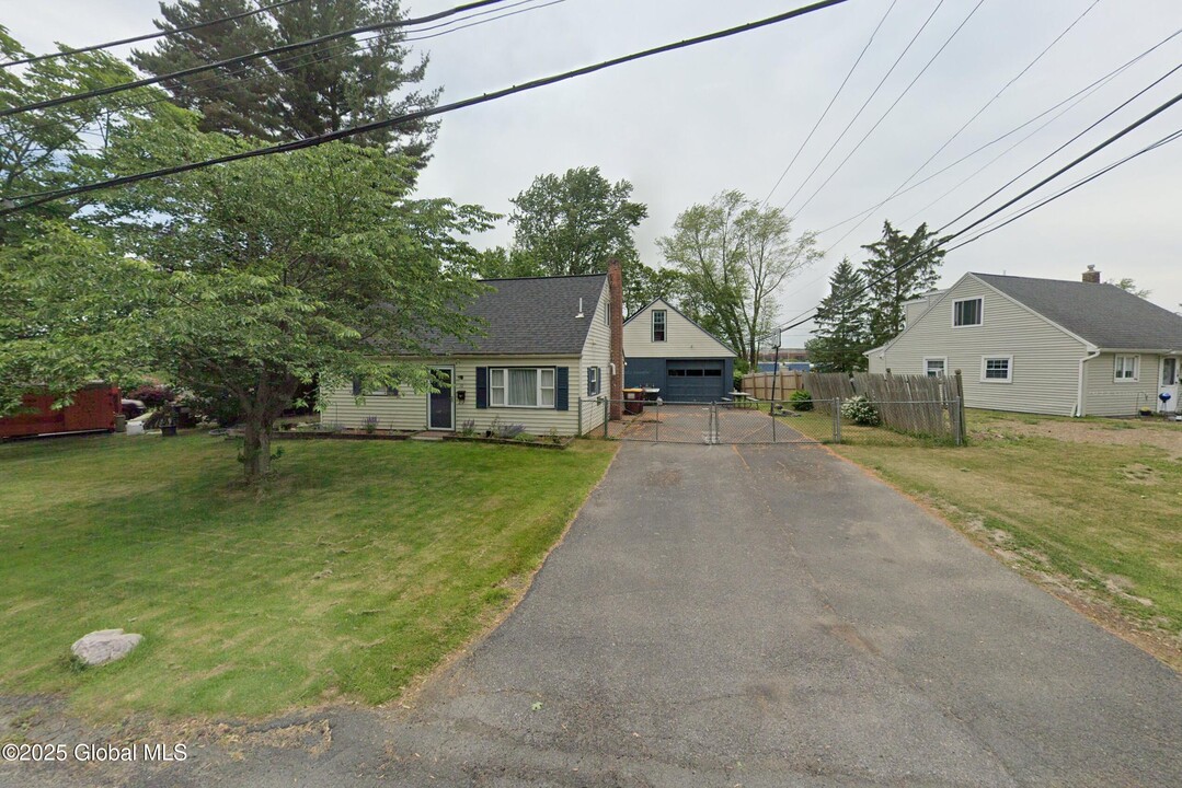 10 Bailey Ave in Latham, NY - Building Photo