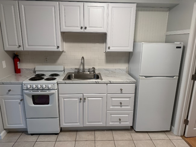 12 G St in Hampton, NH - Foto de edificio - Building Photo