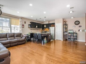 1209 Summit Ave-Unit -Unit 211 in Jersey City, NJ - Building Photo - Building Photo