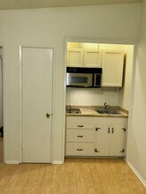 10519 Chandler Blvd, Unit B in Los Angeles, CA - Building Photo - Building Photo
