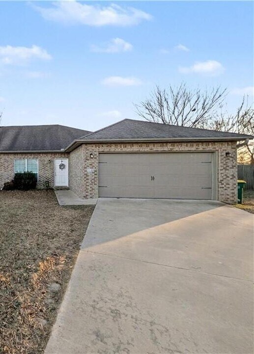 862 Oakwood Ln in Centerton, AR - Building Photo