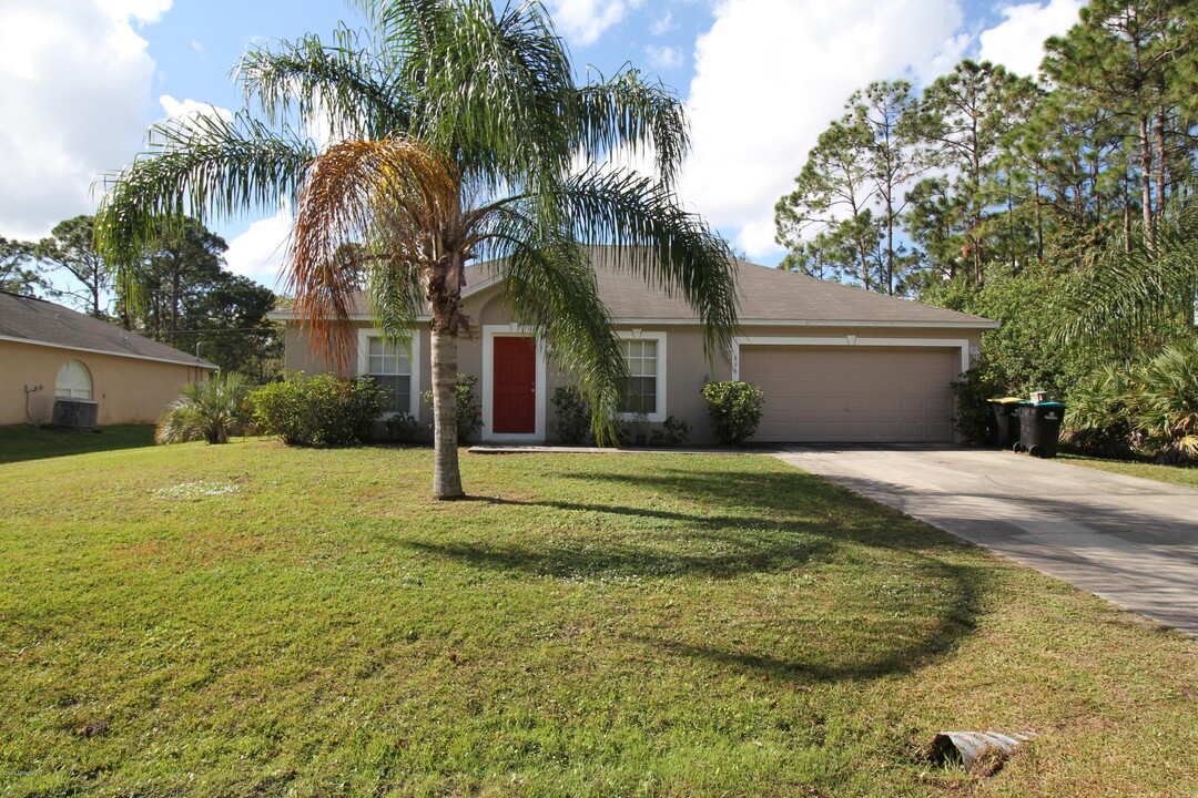 830 Schomer Ave SW in Palm Bay, FL - Building Photo