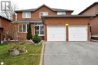 138 Keffer Cir in Newmarket, ON - Building Photo - Building Photo