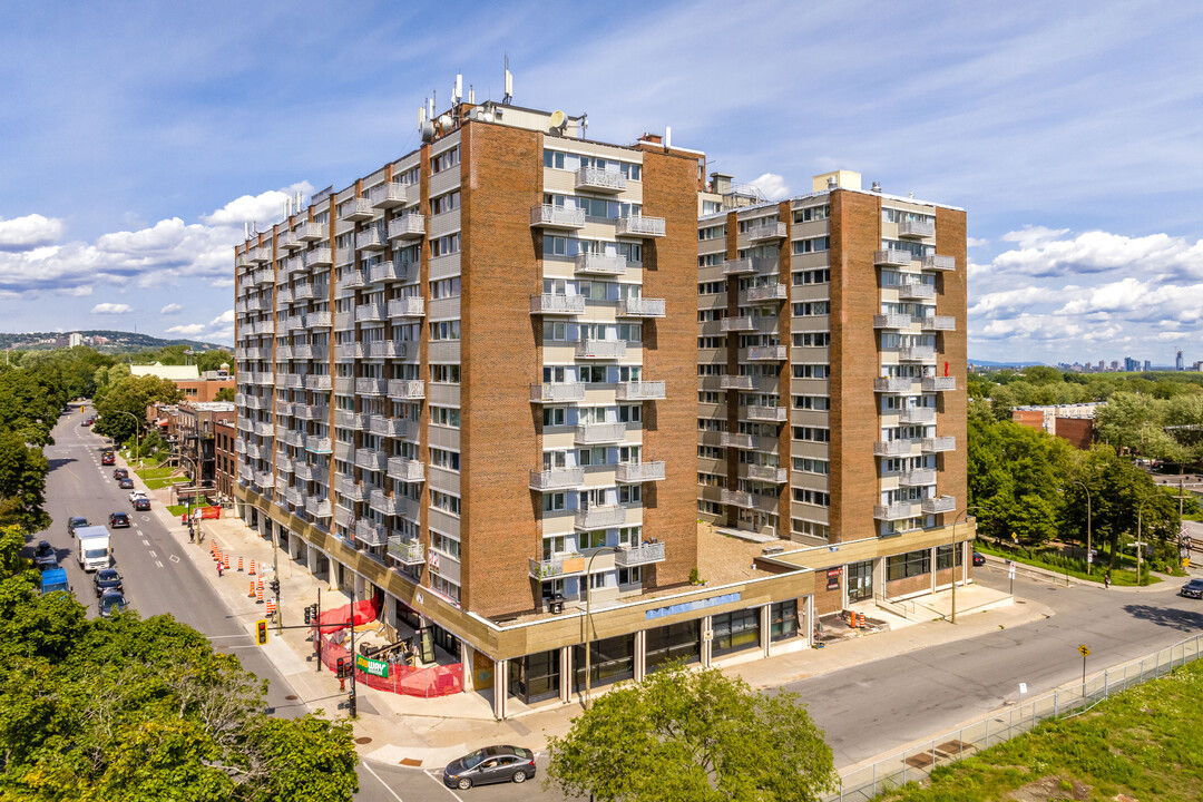 Place Sutton in Montréal, QC - Building Photo