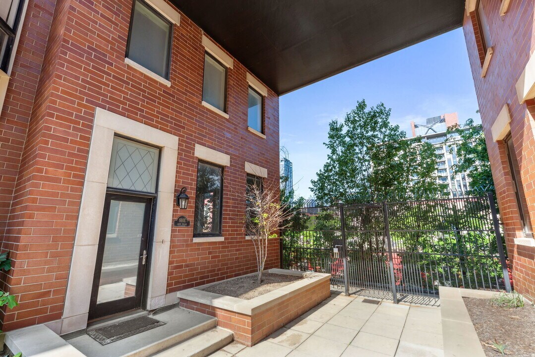 660 W Fulton St in Chicago, IL - Building Photo