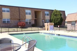 Pine Terrace in Lawton, OK - Foto de edificio - Building Photo