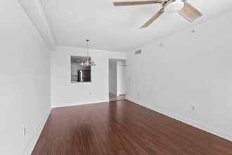 1250 S Miami Ave, Unit 1913 in Miami, FL - Building Photo - Building Photo