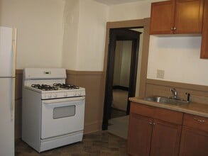 43 George St, Unit 2 floor in Bristol, CT - Foto de edificio - Building Photo