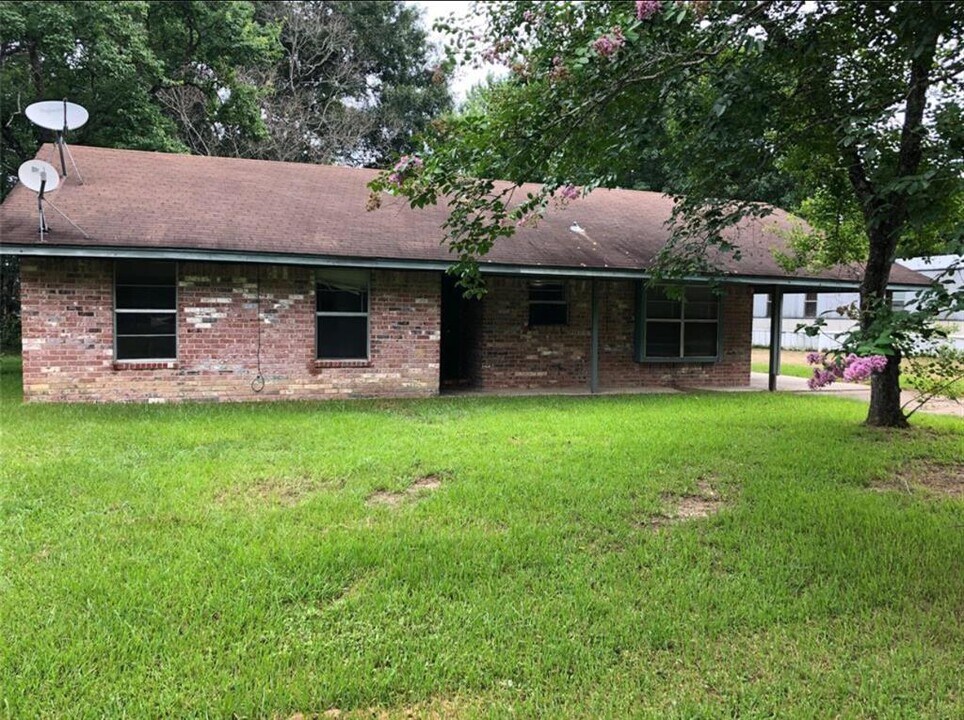 171 Red Bud Ln in Shepherd, TX - Building Photo