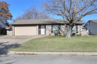 8001 Donegal Ln in North Richland Hills, TX - Building Photo - Building Photo