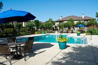 Estate Villas at Krum Apartments in Krum, TX - Foto de edificio - Building Photo