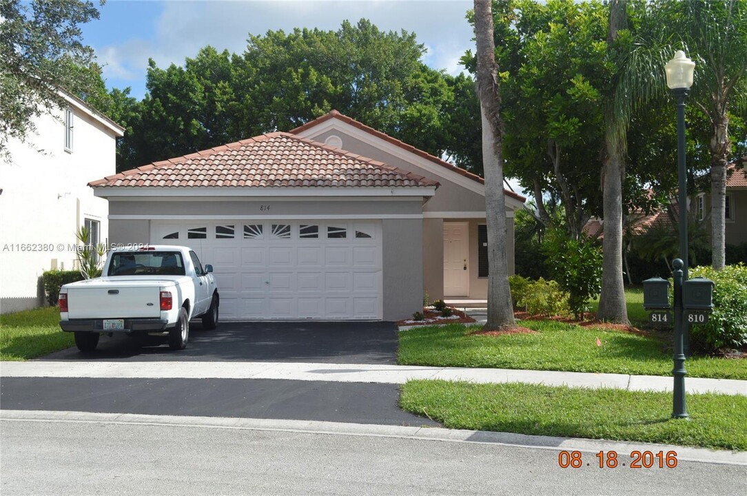 814 San Remo Dr in Weston, FL - Building Photo