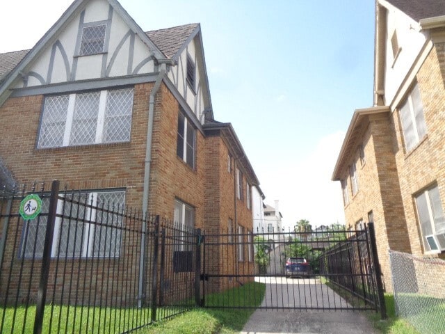 401 W Clay St in Houston, TX - Building Photo - Building Photo