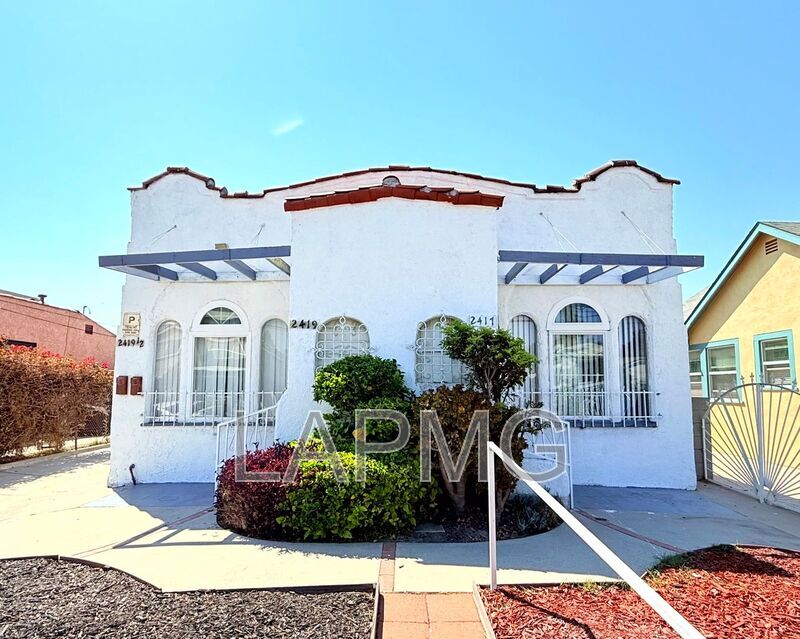 2417 Burnside Ave in Los Angeles, CA - Building Photo
