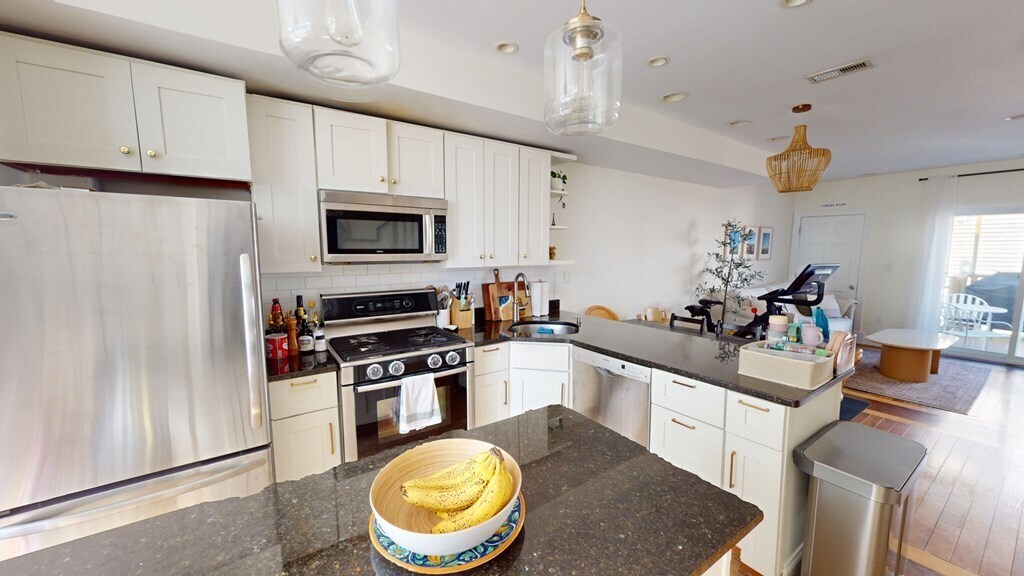 270 Bowen St, Unit 2 in Boston, MA - Building Photo