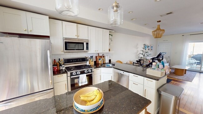 270 Bowen St, Unit 2